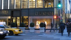 negozio Gucci marchio Kering