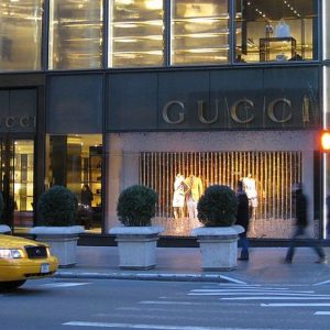Lusso: Gucci spinge Kering, giù Moncler a Piazza Affari