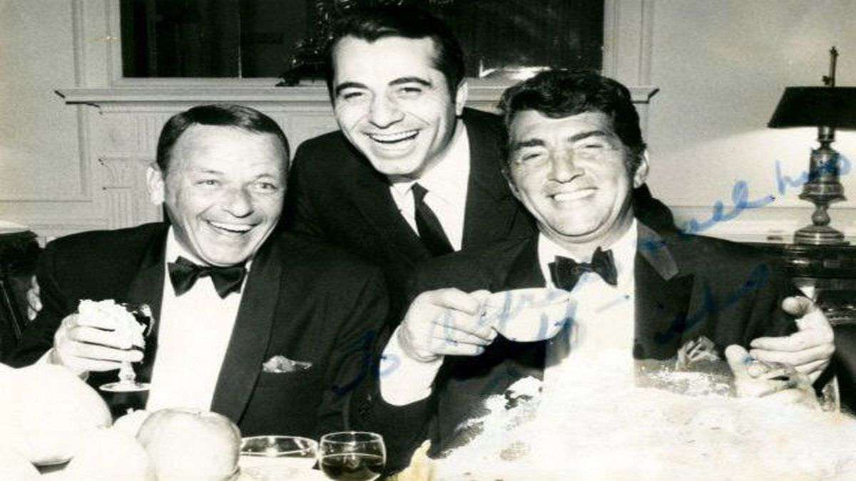 Fettuccine Alfredo alla Scrofa: Frank Sinatra ve Dean Martin