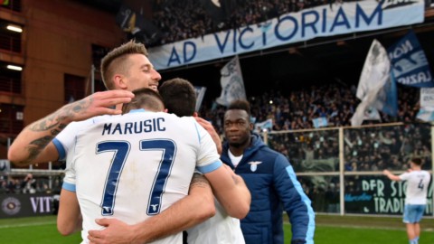 La Lazio espugna Genova e risponde alla Juve, la Roma si riscatta