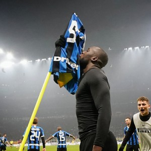 Inter memenangkan derby dan mencapai Juve tetapi Lazio hanya berjarak satu poin