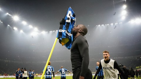 L’Inter vince il derby e raggiunge la Juve ma la Lazio è a un solo punto