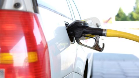 Benzina, il prezzo vola: +19% in un anno