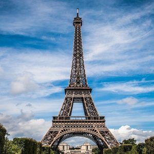 Parigi: Tour Eiffel riapre dopo 9 mesi, ma solo con Green Pass