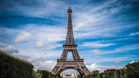 Parigi: Tour Eiffel riapre dopo 9 mesi, ma solo con Green Pass