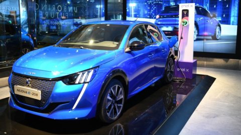 Enel X と Groupe PSA が協力して電動モビリティを実現