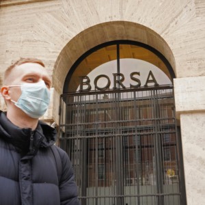 La paura del Covid frena le Borse ma Piazza Affari resiste