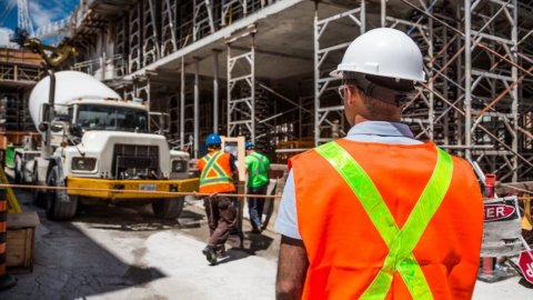 Cantieri edili: chi paga gli indennizzi per la sospensione dei lavori?