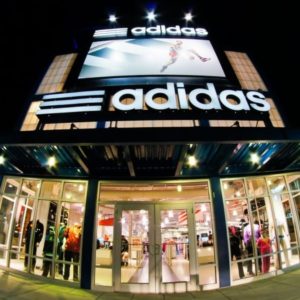 Adidas ya no paga alquiler: polémica en Alemania