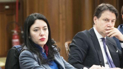 Scuola, Conte: “Si parte il 14 settembre”. Ma 7 Regioni rinviano