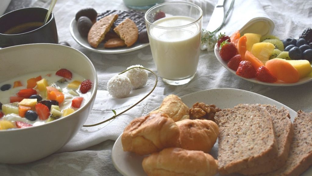 colazione nutriente: pane, latte e frutta
