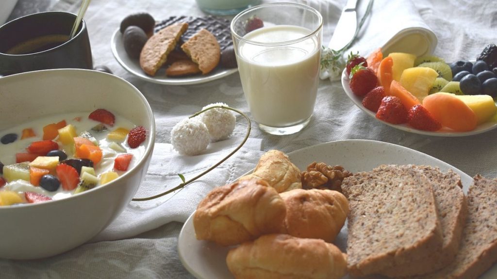 pequeno-almoço nutritivo: pão, leite e fruta