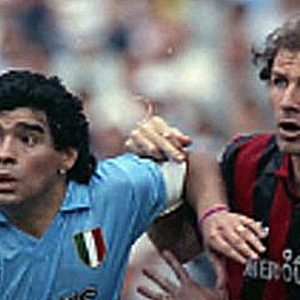 Baci proibiti e parastinchi obbligatori: quando il calcio “scoprì” l’Aids