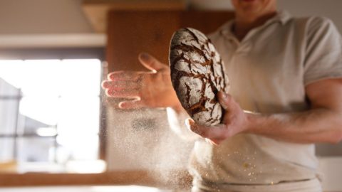 Chiusi in casa: pela Itália com receitas de pão caseiro