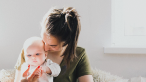 ragazza e bambino (figli) in famiglia