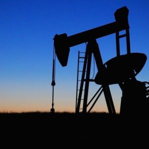 Petrolio, storico accordo sui tagli: 10 milioni di barili in meno