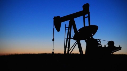 Le pétrole et la technologie baissent, les tarifs au freinage