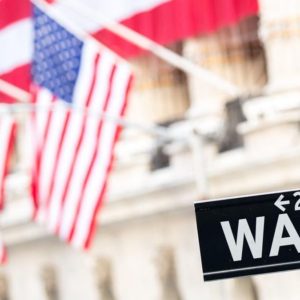 Wall Street declassata, Bitcoin scivola, rendimenti Btp in ascesa