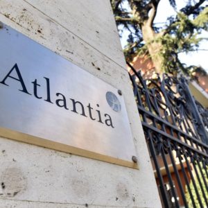 Borsa: Atlantia vola, banche contrastate