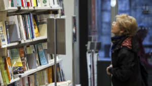 Signora in libreria