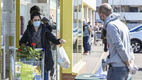 Mascherina d’obbligo anche all’aperto: ecco in quali città