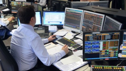 Altro lunedì nero in Borsa: Grecia, Moody’s e banche affossano Piazza Affari, maglia nera d’Europa