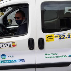 Covid a Napoli: la solidarietà green dei taxi