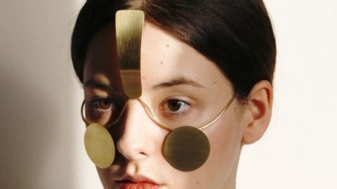 Masques et bijoux faciaux, quand l'intimité est design