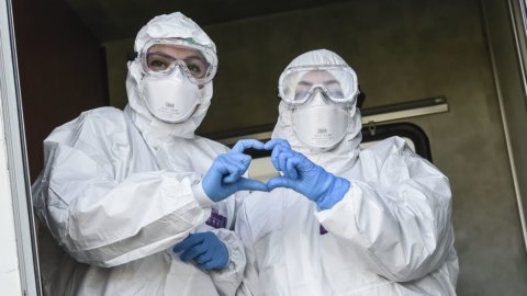 Coronavirus, da Tim supporto psicologico per medici e infermieri