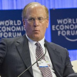 BlackRock, Fink a los CEO: "Revisar las relaciones con los trabajadores"