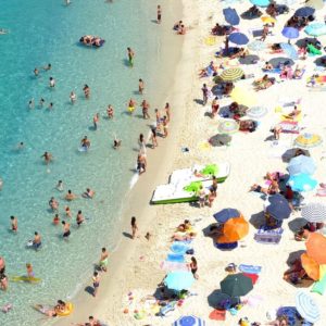 Ferragosto 2020: spiagge affollate ma vuote città d’arte e negozi