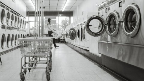ACCADDE OGGI – La prima lavanderia a gettoni apriva 86 anni fa