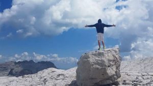 Uomo in cima alla montagna