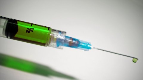 Covid-19, vaccino Oxford: “Dosi per tutti entro giugno”