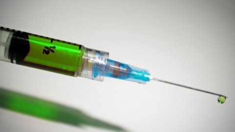 Covid, Natale senza cenoni ma a fine gennaio vaccini in mille ospedali