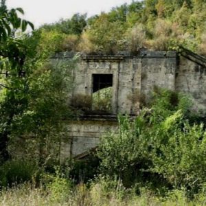 علم الآثار والمناظر الطبيعية: الكنيسة المغمورة على طول نهر سالاريا (فيديو)