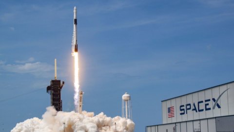Astronauti Usa nello spazio: in orbita il razzo di Elon Musk – VIDEO