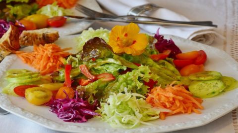 Alimentazione, vitamina C e immunità: conosciamole meglio a tavola