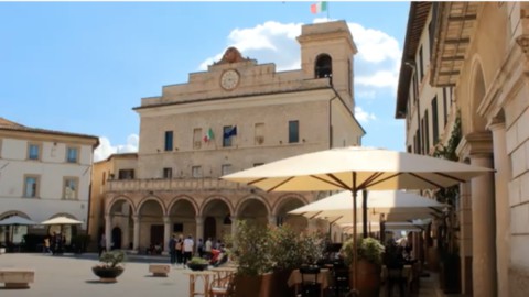 Montefalco feiert den Neustart mit einem riesigen Mittagessen unter freiem Himmel