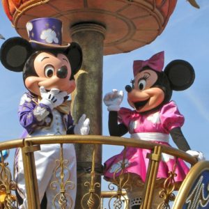 Effetto Covid-19, migliaia di licenziamenti in Disney e Shell