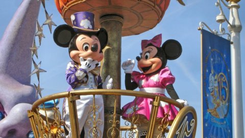 Disney non trova personale e offre un bonus da 1.000 dollari