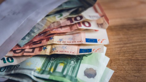 euro in banconote (reddito di emergenza)
