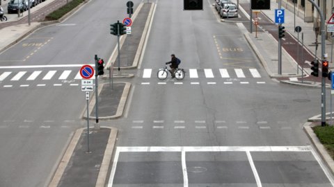 Zona vermelha até a Páscoa para 9 Regiões, Sardenha laranja