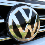 Volkswagen: laba bersih turun 21,6%, penjualan mobil turun. 30 model baru akan datang untuk menyelamatkan