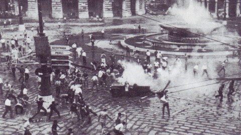 TERJADI HARI INI – Genoa '60 mempersiapkan jatuhnya Tambroni
