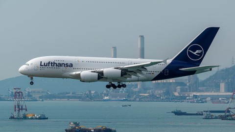 Lufthansa vola in Borsa: nel 2024 ricavi in crescita (+6%), ma utile in calo (-18%). Con Ita buone opportunità