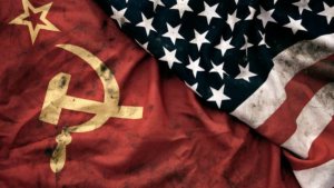 Bandiere americana e sovietica (linea rossa)