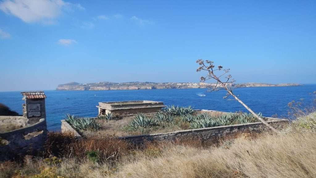 Ventotene von Santo Stefano aus gesehen