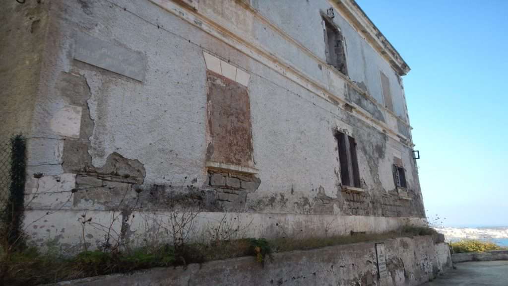 Mura fuori dal carcere