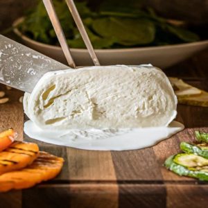 Buffalo mozzarella، آپ کو چربی اور کولیسٹرول کے بارے میں اپنا خیال بدلنے کی ضرورت ہے۔